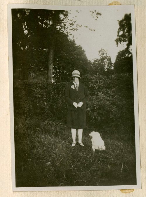 Unbekannt (Fotograf*in), Altenessen: Frieda mit Hund, Juli 1929