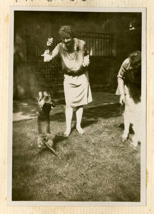 Unbekannt (Fotograf*in), Altenessen: Frieda und Greta mit Hund, Juli 1929