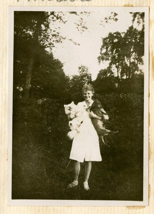 Unbekannt (Fotograf*in), Altenessen: Greta mit Hunden, Juli 1929