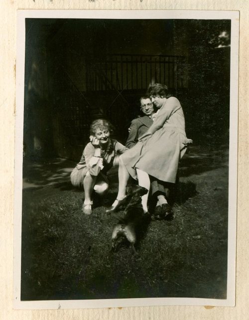 Unbekannt (Fotograf*in), Altenessen: Frieda, Greta und Adolf mit Hund, Juli 1929