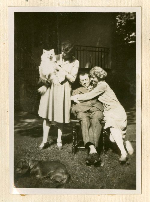 Unbekannt (Fotograf*in), Altenessen: Frieda, Greta und Adolf mit Hund, Juli 1929