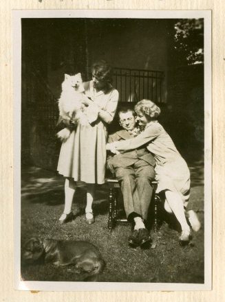 Altenessen: Frieda, Greta und Adolf mit Hund