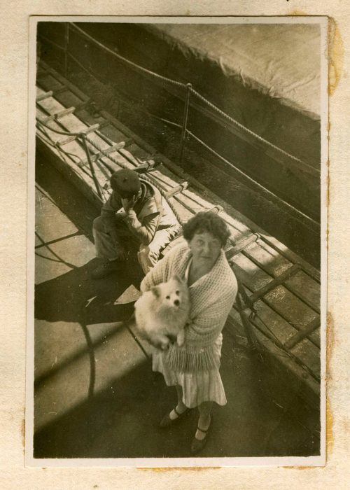 Unbekannt (Fotograf*in), Frieda mit Hund (Liebgen) auf einem Schiff, Juli 1929