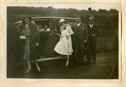 Unbekannt (Dargestellt), Gruppenfoto von Freunden der Uzarskis, 7. Juli 1930