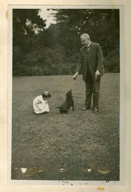 Unbekannt (Dargestellt), Vater Schwarz mit Enkelkind, 22. August 1930