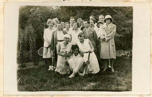 Unbekannt (Dargestellt), Tennisplatz, 1930