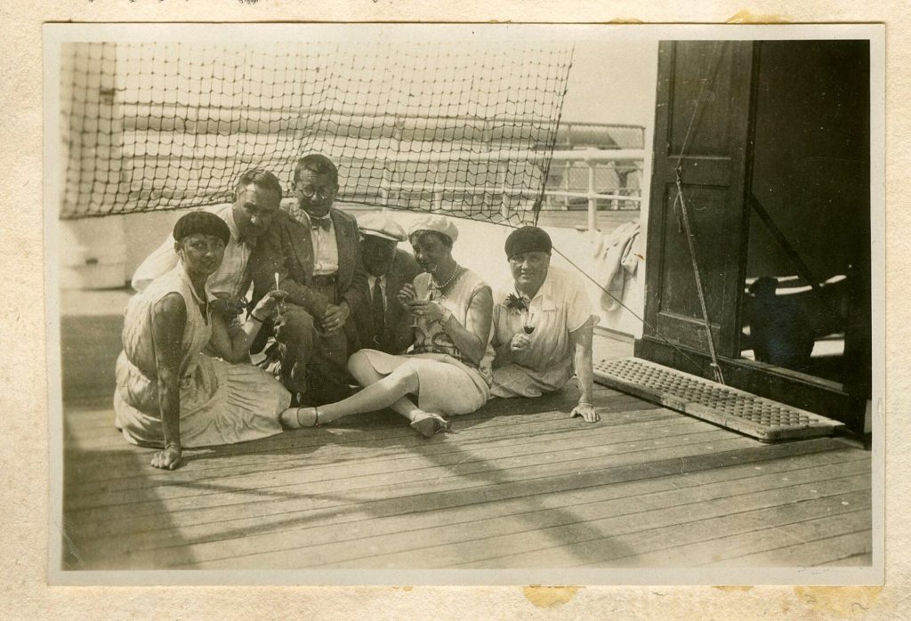 Gruppenfoto auf Deck: Adolf Uzarski, Elfi, Adu und weitere