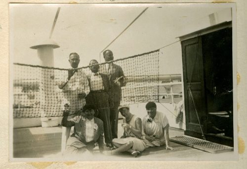 Adolf Uzarski (Dargestellt), Gruppenfoto auf Deck: Adolf Uzarski, Elfi, Adu und weitere, 1930