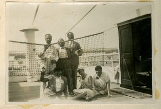 Gruppenfoto auf Deck: Adolf Uzarski, Elfi, Adu und weitere