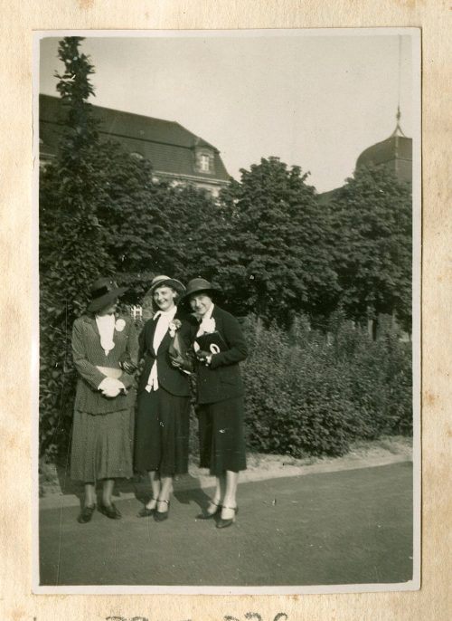 Frieda Uzarski (geborene Schwarz) (Dargestellt), Frieda und Greta, 27. Mai 1931