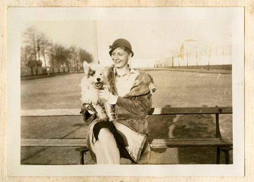 Greta Schwarz (Dargestellt), Greta mit Hund, 15. Mai 1932