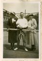 Frieda, Elfi und Adi auf dem Tennisplatz