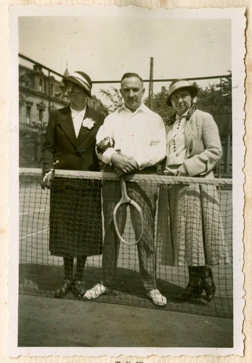 Unbekannt (Dargestellt), Frieda, Elfi und Adi auf dem Tennisplatz, 1932