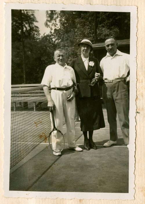 Unbekannt (Dargestellt), Frieda, Adolf und Adi auf dem Tennisplatz, 1932