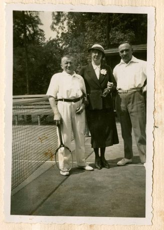 Frieda, Adolf und Adi auf dem Tennisplatz