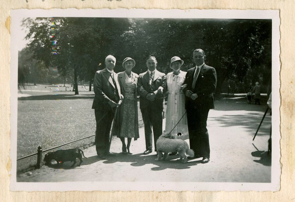 Familienfoto: Vater Schwarz, Frieda, Greta, Kurt und ...(?)