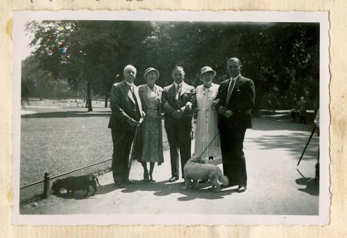 Unbekannt (Dargestellt), Familienfoto: Vater Schwarz, Frieda, Greta, Kurt und ...(?), 1. August 1933