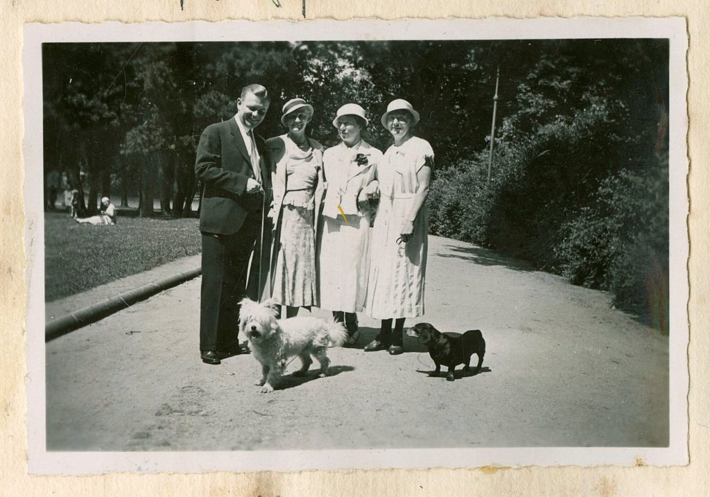 Familienfoto: Kurt, Greta, Elfi und Frieda