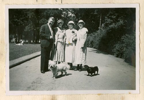 Unbekannt (Dargestellt), Familienfoto: Kurt, Greta, Elfi und Frieda, 1. August 1933