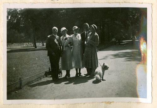 Greta Schwarz (Dargestellt), Familienfoto: Vater Schwarz, Elfi, Greta, Elfi, Frieda und Kurt, 1. August 1933