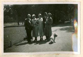 Familienfoto: Vater Schwarz, Elfi, Greta, Elfi, Frieda und Kurt