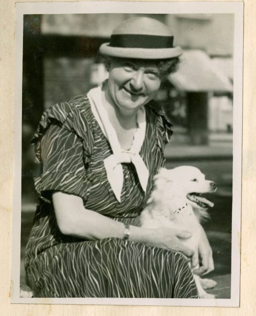 Frieda Uzarski (geborene Schwarz) (Dargestellt), Frieda mit Hund, 1933