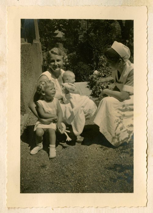 Greta Schwarz (Dargestellt), Greta, Ingeborg und Baby, 1933