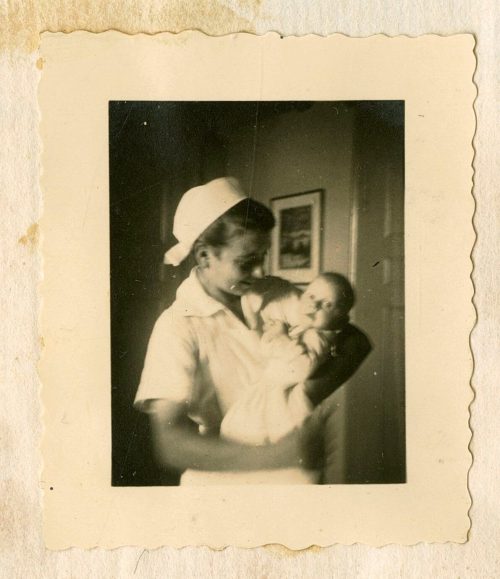 Unbekannt (Dargestellt), Krankenschwester mit Baby (Ingeborg?), um 1933