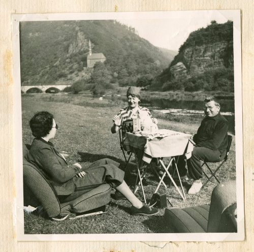 Adolf Uzarski (Dargestellt), Frau Esser, Frieda und ich (Adolf Uzarski) an der Alz, 1936