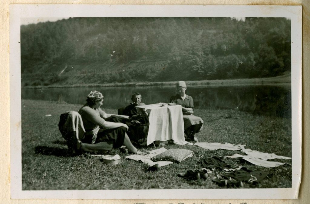 Frau Esser, Frieda und Adolf Uzarski an der Alz