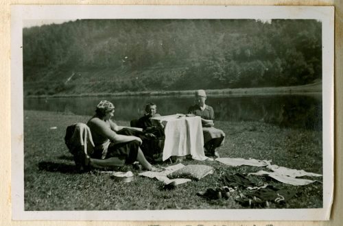 Unbekannt (Dargestellt), Frau Esser, Frieda und Adolf Uzarski an der Alz, 1936