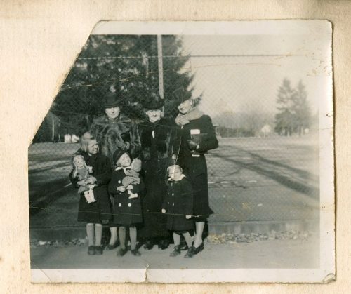 Unbekannt (Dargestellt), Frieda, Mutter Schwarz und Greta mit ihren Töchtern, 1936