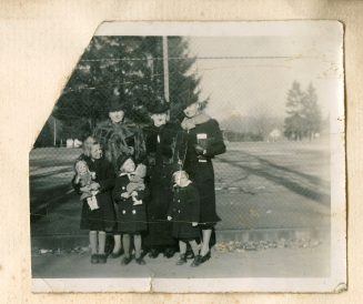 Frieda, Mutter Schwarz und Greta mit ihren Töchtern