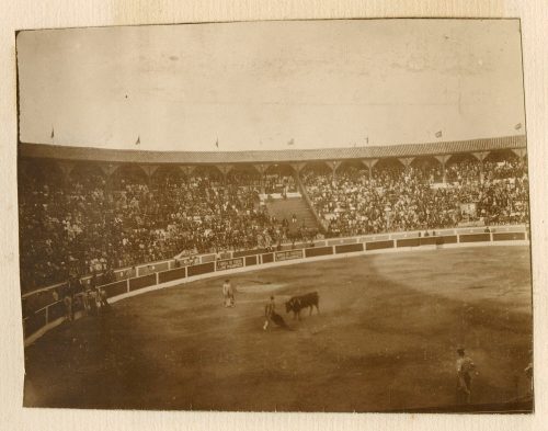 Unbekannt (Fotograf*in), Stiergefecht, Sevilla, 1929