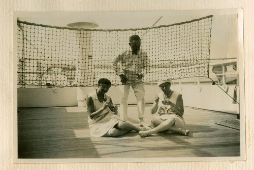 Unbekannt (Fotograf*in), Gruppenfoto auf Deck, Elfi, Adi und Freundin, um 1929