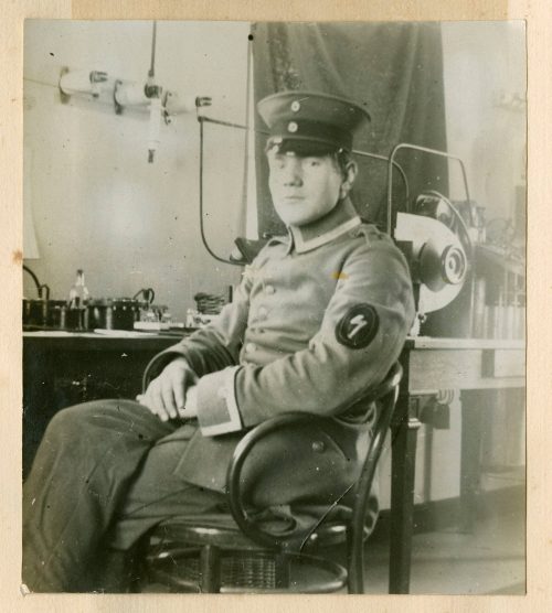 Unbekannt (Fotograf*in), Portrait von Richard Uzarski in Uniform, ohne Datum