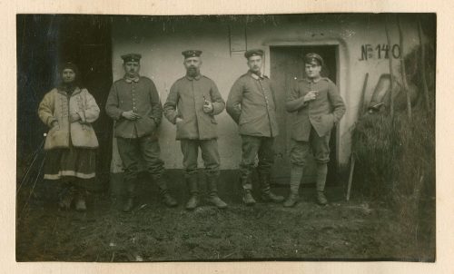 Unbekannt (Fotograf*in), Gruppenfoto von Soldaten und Richard Uzarski (rechts), ohne Datum