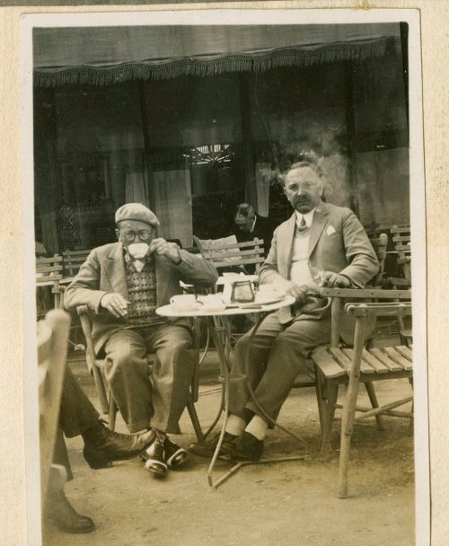 Adolf Uzarski (Dargestellt), Uzarksi mit Adi im Café, ohne Datum