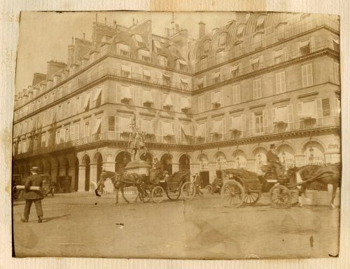 Unbekannt (Fotograf*in), Paris, Rue de Rivoli, Monument Jean d'Arc, 1914