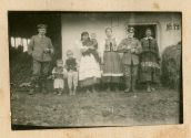 Gruppenfoto mit Richard Uzarski in Uniform