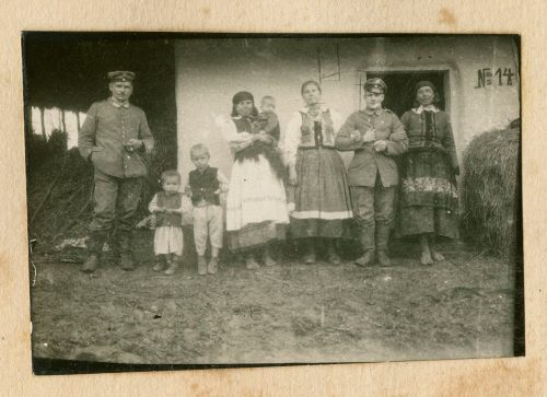 Unbekannt (Fotograf*in), Gruppenfoto mit Richard Uzarski in Uniform, ohne Datum