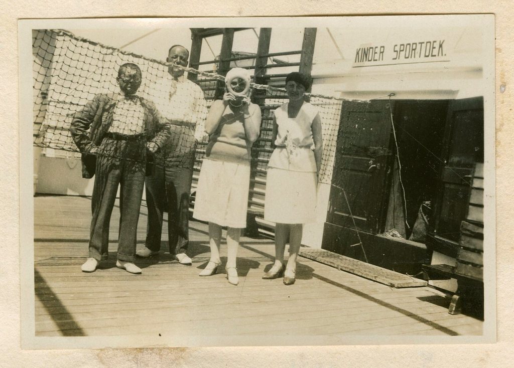 Gruppenfoto auf Deck: links Uzarski, Juli 1913