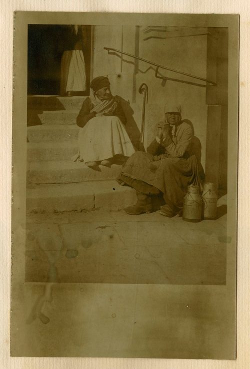 Unbekannt (Fotograf*in), wahrscheinlich Rohatyn, zwei Einheimische auf der Treppe, ohne Datum