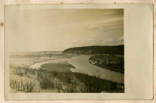 Unbekannt (Fotograf*in), Flusslandschaft, wahrscheinlich Ukraine, vermutlich nach 1918