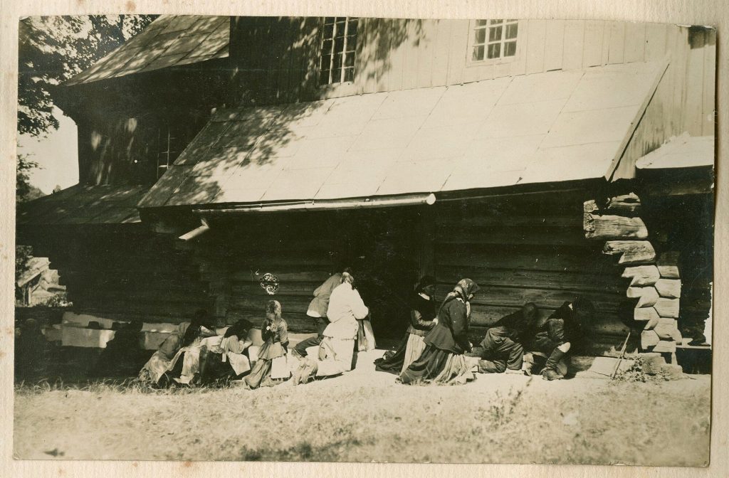 betende Ruthenier auf dem Kirchgang, wahrscheinlich heutige Ukraine