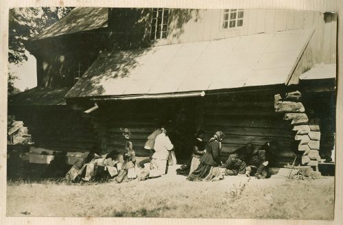 Unbekannt (Fotograf*in), betende Ruthenier auf dem Kirchgang, wahrscheinlich heutige Ukraine, vermutlich nach 1918