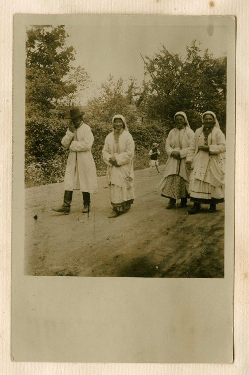 Unbekannt (Fotograf*in), Ruthenier auf dem Kirchgang, wahrscheinlich heutige Ukraine, vermutlich nach 1918