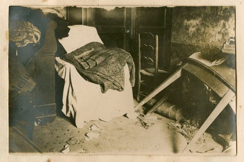 Unbekannt (Fotograf*in), Der Blindgänger im Schlafzimmer, wahrscheinlich Rohatyn, vermutlich nach 1918