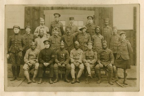 Unbekannt (Fotograf*in), Gruppenportrait von Soldaten, wahrscheinlich heutige Ukraine, vermutlich nach 1918