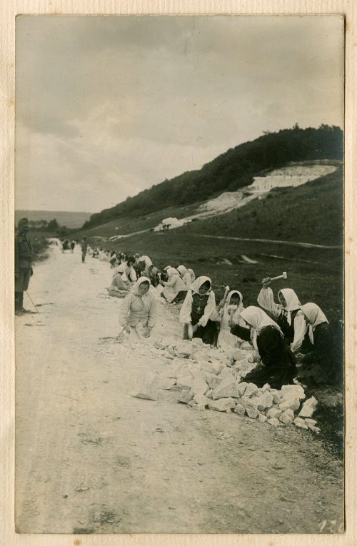 Unbekannt (Fotograf*in), Frauen arbeiten am Steinbruch, wahrscheinlich heutige Ukraine, vermutlich nach 1918